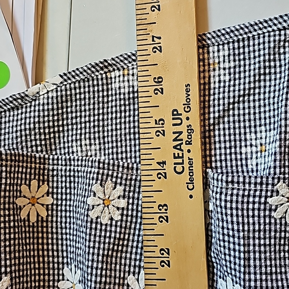 Shein Curve Cute Daisy Top. Size 0XL. black and white. - Picture 7 of 7
